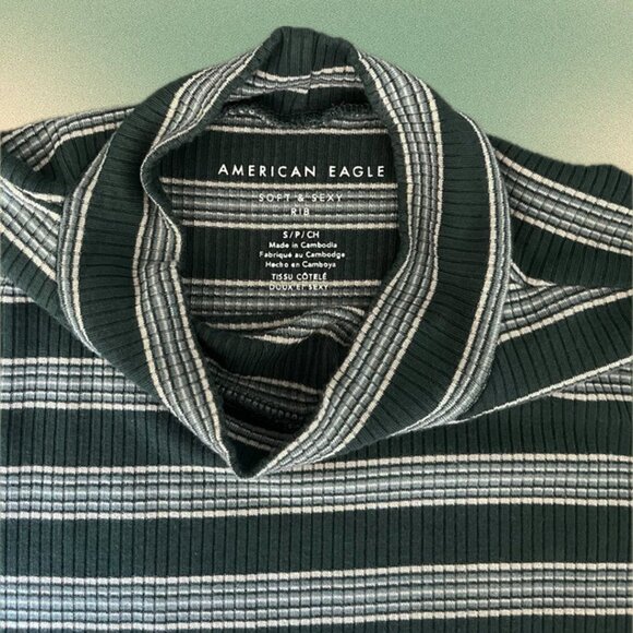 American Eagle mock neck baby tee - size S - Picture 3 of 4